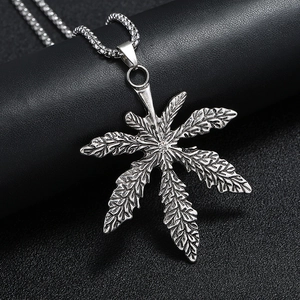Collana con ciondolo a foglia d'acero argento con zircone su espositore in pelle