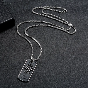 Collier à pendentif tête de mort punk gothique sur chaîne noire avec gravure Necromance