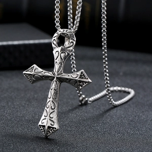 Collana con ciondolo a croce in argento retrò con incisioni su sfondo nero opaco
