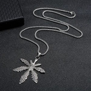 Collana da uomo con ciondolo a foglia d'acero argento e trama metallica retrò
