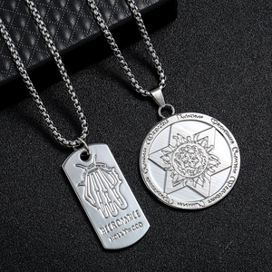 Gros plan de colliers en argent vintage avec plaques militaires et pendentifs hexagrammes
