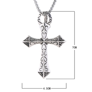Dettaglio ciondolo a croce argento vintage con misure 7cm di altezza e 4,5cm di larghezza