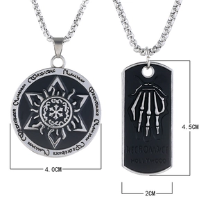 Détails macro des pendentifs hexagramme et main de squelette en alliage avec mesures