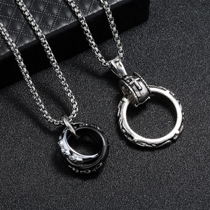 Pendentifs anneaux en alliage sur chaîne box avec gravures pour hommes et femmes tendance