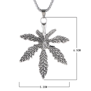 Dettaglio dimensioni del ciondolo a foglia d'acero argento con texture e strass