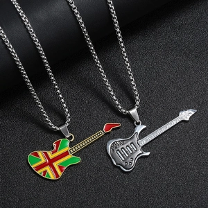 Collier avec pendentif guitare minimaliste et détails en émail sur chaîne en acier
