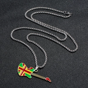Collier guitare en acier inoxydable avec pendentif en émail coloré sur fond noir élégant
