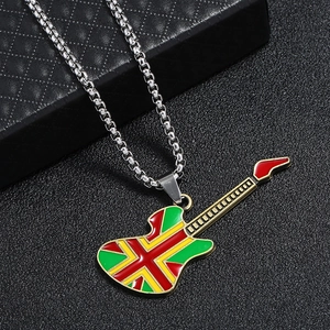 Vue détaillée d'un pendentif guitare en émail coloré avec une chaîne maille vénitienne