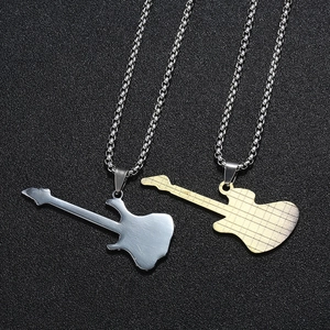 Détail du collier pendentif guitare en argent et or avec sa chaîne à billes en acier