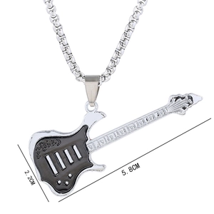 Détail du pendentif guitare électrique en émail noir, mesurant 5,8 cm de long sur chaîne