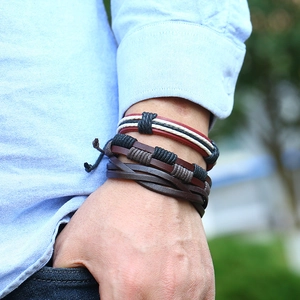 Ensemble de bracelets en cuir multicouches rétro pour hommes portés au poignet