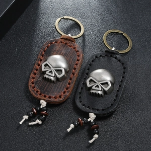 Handgefertigter Vintage-Leder-Schlüsselanhänger mit Totenkopf und Fransen-Accessoire