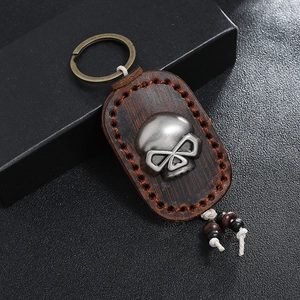 Vintage Leder-Schlüsselanhänger mit Metall-Totenkopf und dekorativen Holzperlen