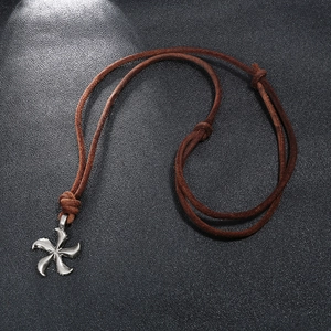 Collana vintage in pelle marrone con ciondolo a ciclone in argento invecchiato da uomo