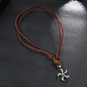 Collana in pelle vintage con ciondolo a esagramma in argento opaco su sfondo nero