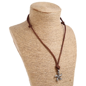 Collana vintage in pelle marrone con ciondolo a fiore rotante in metallo stile anticato