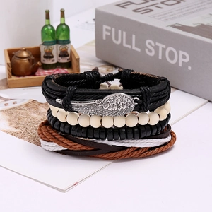 Set bracciali multistrato in pelle con ciondolo ala d'argento e perline intrecciate