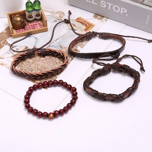 Détail de 4 bracelets vintage en cuir tressé avec perles en bois et cordons réglables