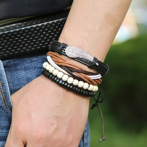 Set bracciale vintage in pelle da uomo con ali intrecciate e perline indossato al polso
