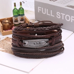 Ensemble de bracelets rétro en cuir marron multicouche avec plaque en métal plume
