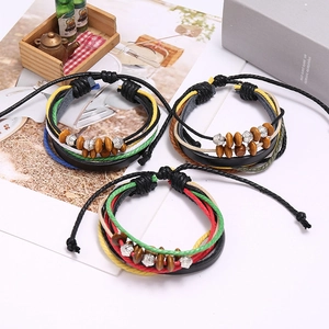 Set di bracciali bohémien multistrato in pelle con cordini cerati e perline di legno