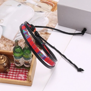 Mehrlagiges Vintage-Ethno-Armband mit rot gemustertem Stoff und schwarzem Lederband