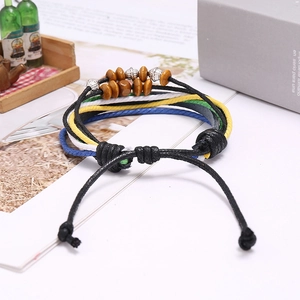 Dettaglio del bracciale multistrato bohémien in pelle con cordini colorati e perline