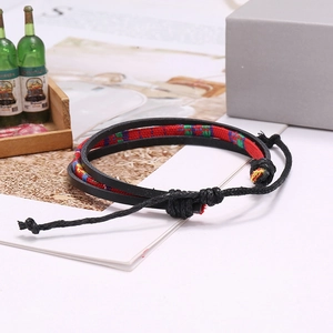 Handgefertigtes mehrlagiges Lederarmband mit Ethno-Webmuster und verstellbarer Kordel