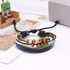 Dettaglio di un bracciale multistrato in pelle intrecciata con perline in legno e cordino