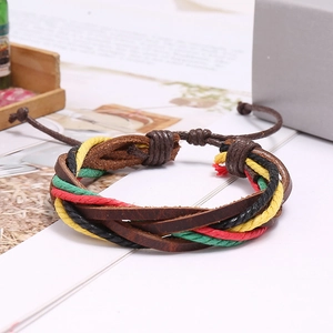 Dettaglio del bracciale in pelle bovina intrecciata a mano con cordoncini etnici
