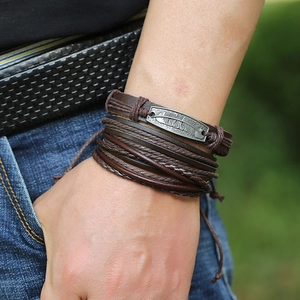 Bracelet multicouche vintage en cuir pour hommes avec plume argentée et cordon réglable