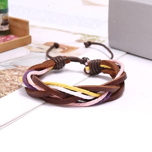 Dettaglio del bracciale in pelle multistrato con cordini colorati e chiusura a nodo