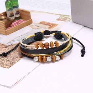 Bracciale multistrato in pelle intrecciata con perline di legno e metallo argento