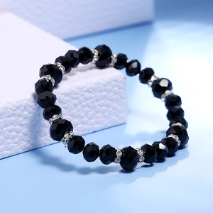 Vista detallada de las cuentas de cristal negro facetado y pedrería plateada en la pulsera