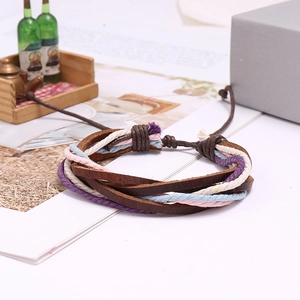 Dettaglio del bracciale bohémien in pelle intrecciata a mano con chiusura a scorrimento