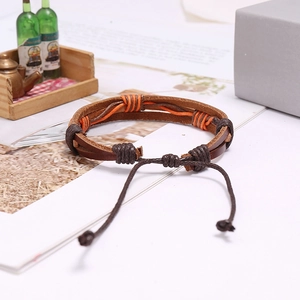 Dettaglio del bracciale in pelle intrecciata retrò fatto a mano con nodo scorrevole