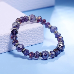 Detalle de pulsera de cuentas de cristal violeta facetado con espaciadores de plata y diamantes