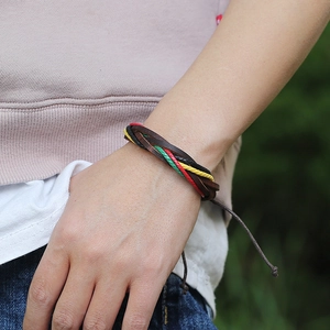 Bracciale in pelle intrecciata a mano con cordini colorati e cinturino regolabile al polso