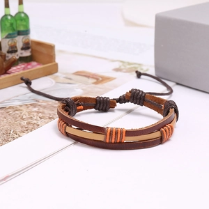 Dettaglio del bracciale multistrato in pelle intrecciata vintage con cordino