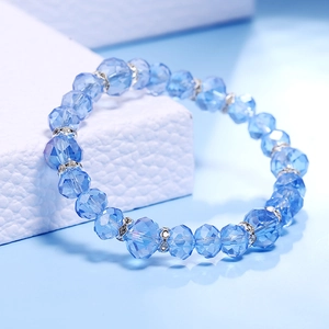Detalle de la pulsera de cristal azul facetado con espaciadores de metal brillante