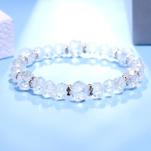 Detalle de pulsera de cuentas de cristal facetado con separadores de diamantes de imitación