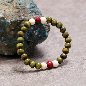 Primer plano de pulsera de cuentas de madera hecha a mano con grano natural y estilo étnico