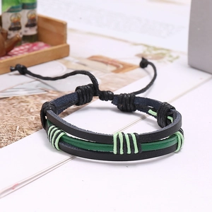 Dettaglio del bracciale multistrato in pelle intrecciata regolabile con cordino