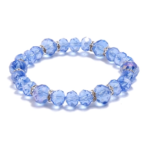 Pulsera minimalista de cristal azul claro con cuentas espaciadoras de plata y pedrería