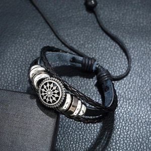 Bracelet multicouche en cuir noir ajustable avec perle tournesol argentée et cordons tressés
