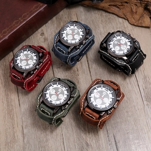 Montre punk vintage pour hommes avec large bracelet en cuir en cinq couleurs sur bois