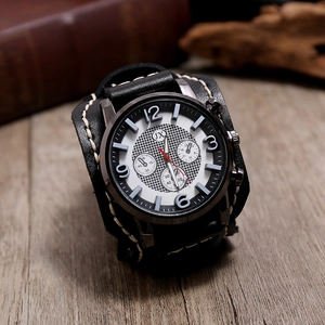 Détail macro d'une montre vintage en cuir pour homme avec surpiqûres blanches