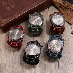 Montres rétro pour hommes avec large bracelet en cuir et grand cadran en cinq coloris