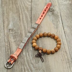 Set bracciale in pelle vintage con placche in metallo e braccialetto in perle di legno