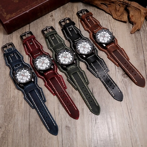 Cinq montres à quartz vintage avec large bracelet en cuir sur fond en bois rustique